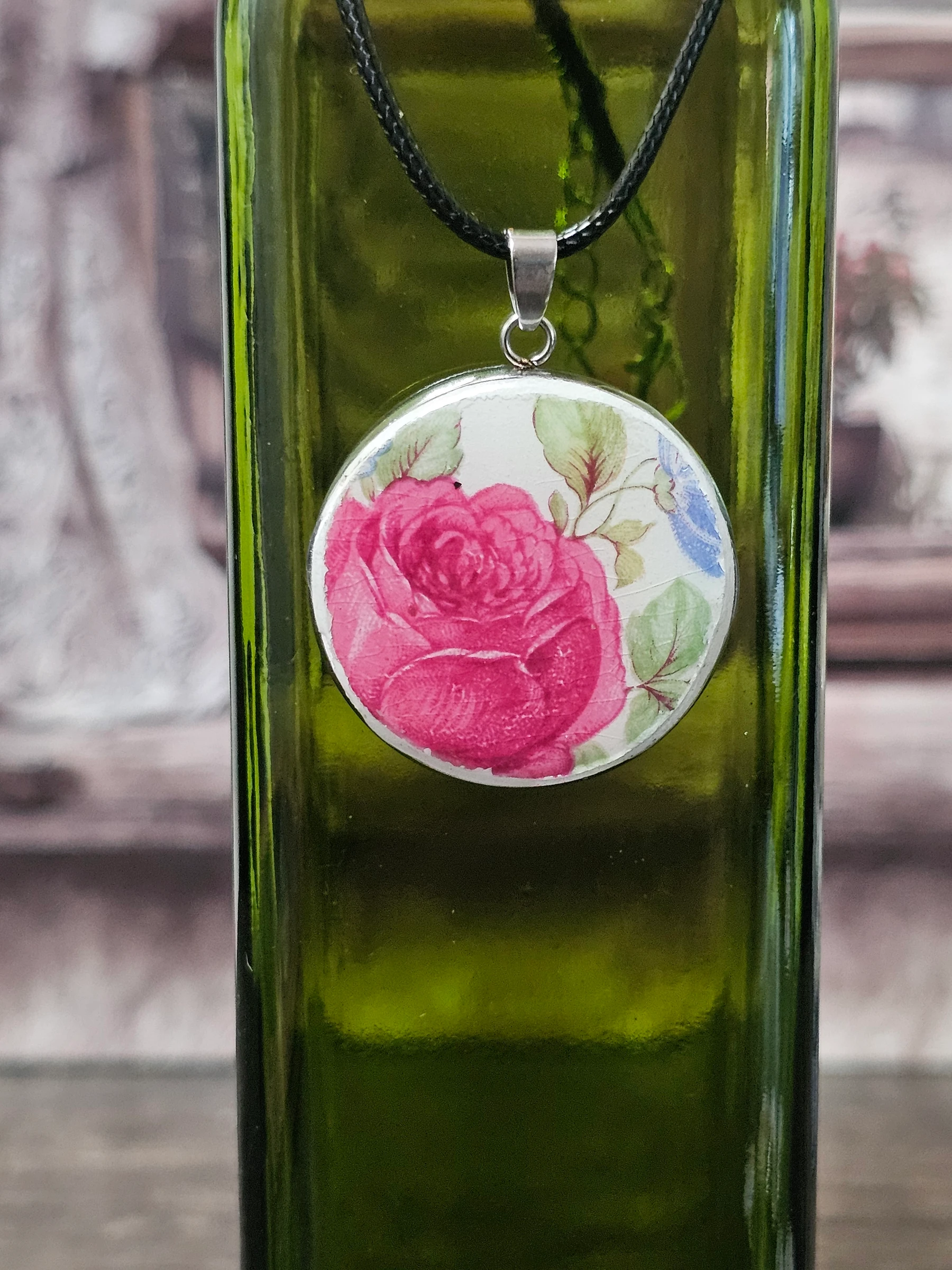 Pendentif avec assiette en terre de fer polychrome motif fleuri